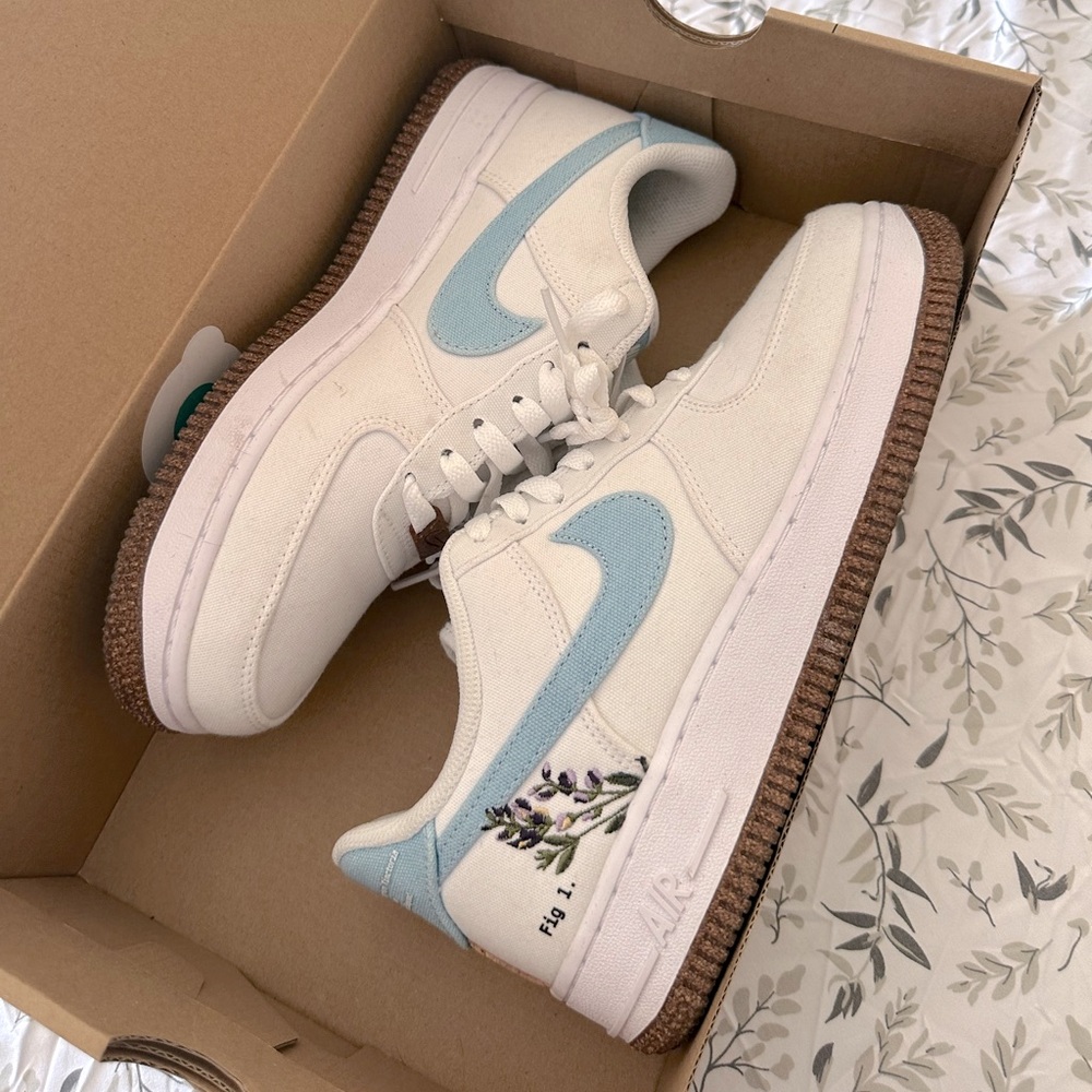 WMNS AIR FORCE 1'07 SE
WIHITE/